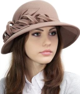 Chapeau Firth beige sur une fille