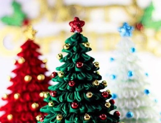 Pokok Krismas diperbuat daripada reben satin