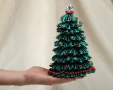 Árbol de Navidad hecho con cintas de raso.