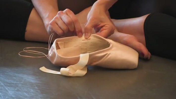 Cómo coser cintas a zapatillas de punta