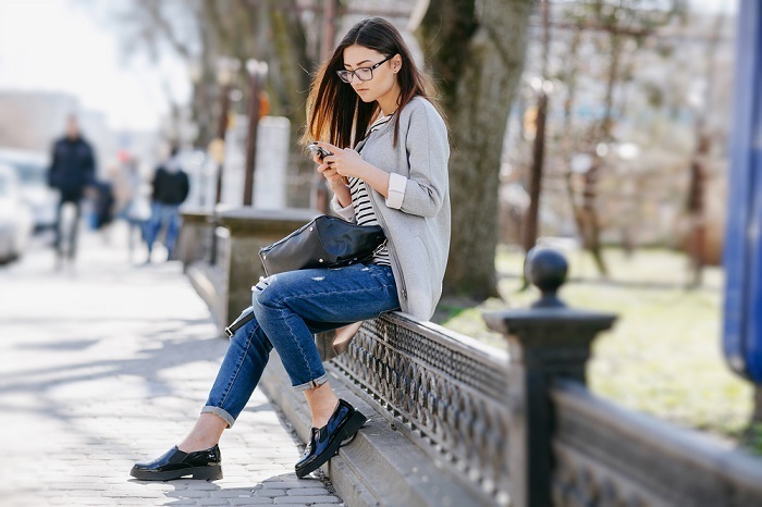 ragazza seduta sulla balaustra