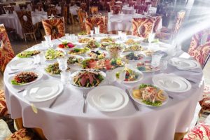 Est-il nécessaire de poser une nappe pour un festin festif ?