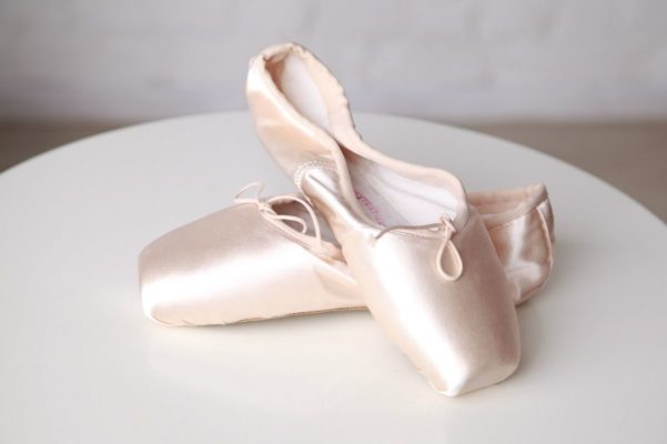 Paano magtahi ng mga ribbon sa pointe na sapatos