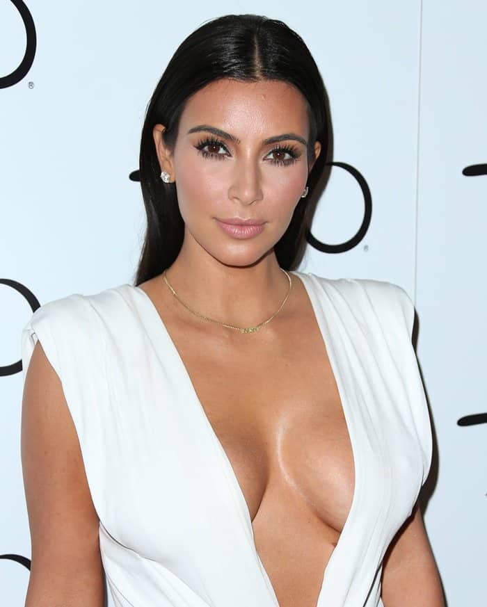 Miksi Kim Kardashian valitsee teipit rintaliivien sijaan