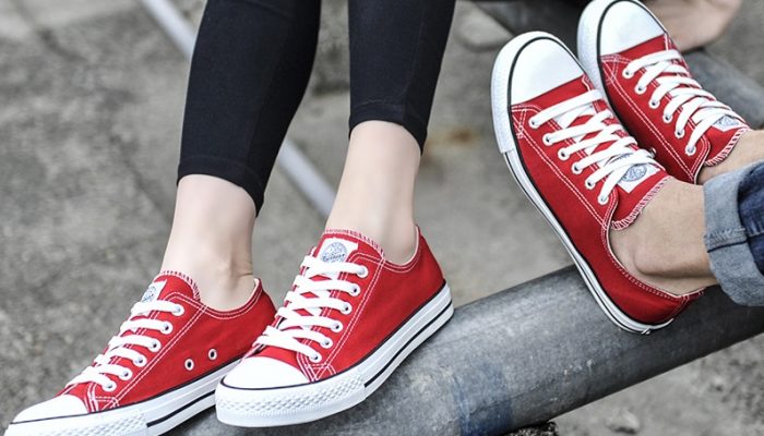 Cosa indossare con scarpe da ginnastica rosse