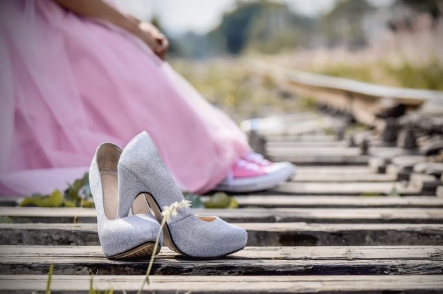 la fille a enlevé ses chaussures