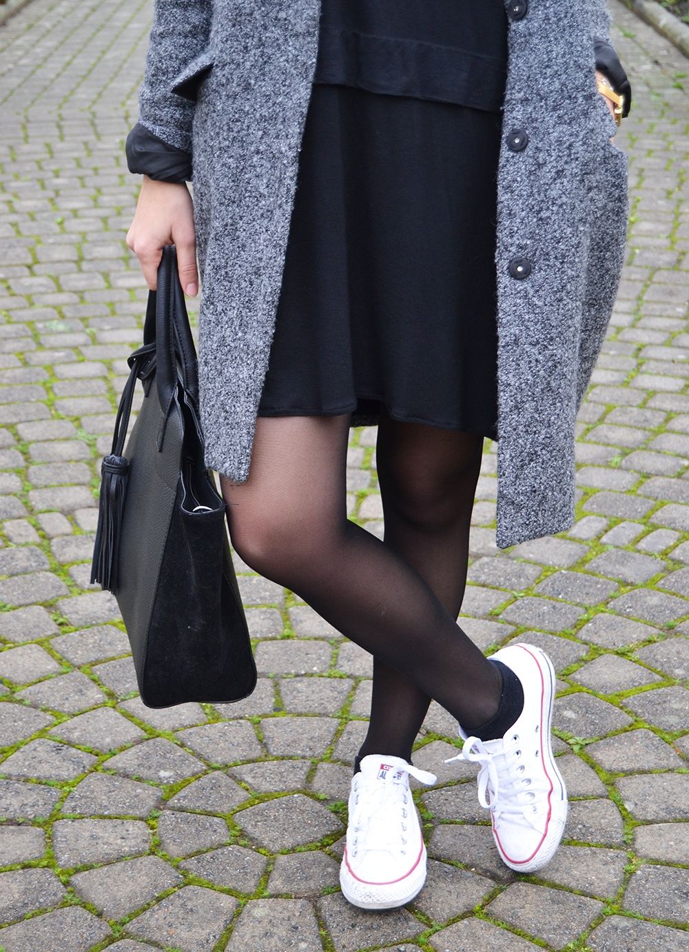 Collants noirs et baskets blanches : style ou mauvais goût ?