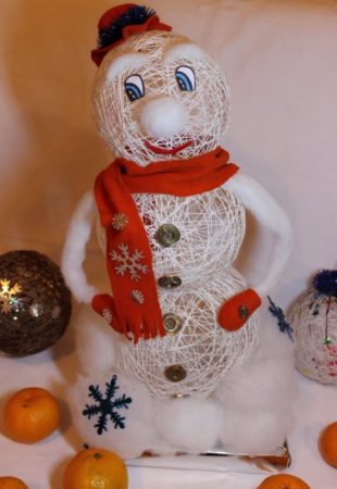 Boneco de neve DIY feito de fios e bolas