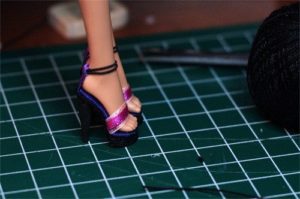 Wie man Schuhe für Barbie herstellt