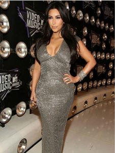 kim-kardashian-elbise-modeleri-7