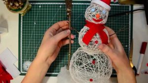 Bonhomme de neige DIY fait de fils et de boules