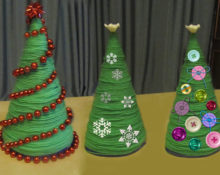 Árbol de Navidad DIY de cartón e hilos.