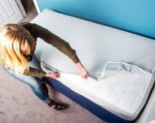 Comment fixer un drap à un matelas