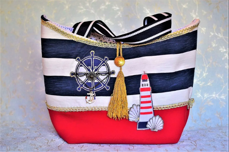 Strandtasche im maritimen Stil