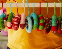 Joguines d'arbre de Nadal de bricolatge fetes de fils de llana