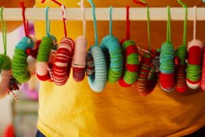 Joguines d'arbre de Nadal de bricolatge fetes de fils de llana