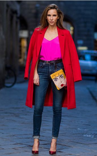 blusa rosa e casaco vermelho com club jeans