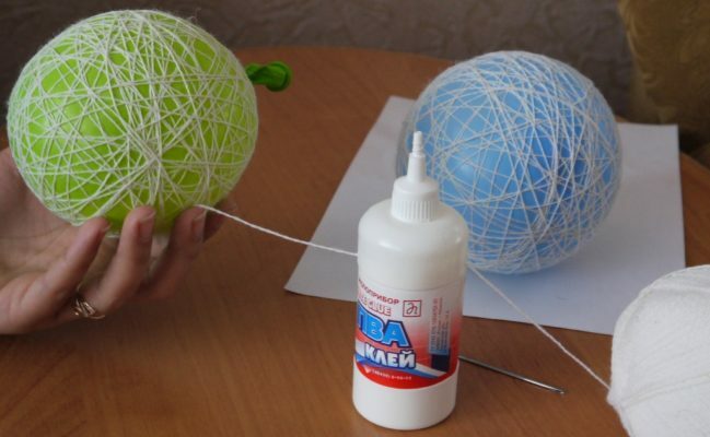 DIY snehuliak vyrobený z vlnených nití