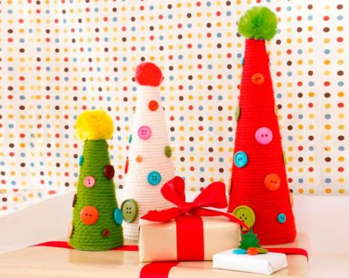 Árbol de Navidad DIY de cartón e hilos.