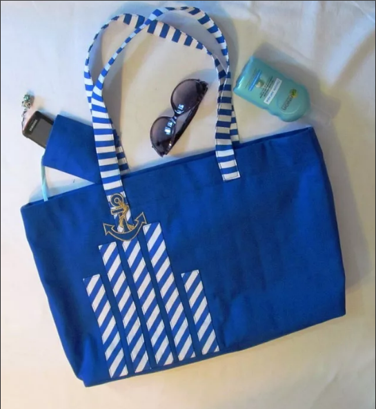 blaue und weiße Strandtaschen