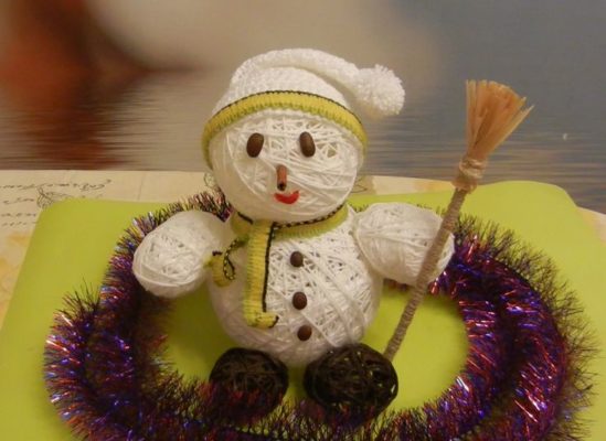 Bonhomme de neige DIY en fils de laine