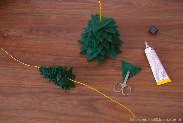 Albero di Natale realizzato in lana da infeltrire