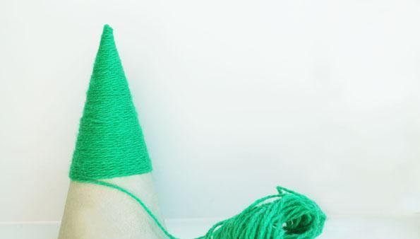 Árbol de Navidad DIY de cartón e hilos.