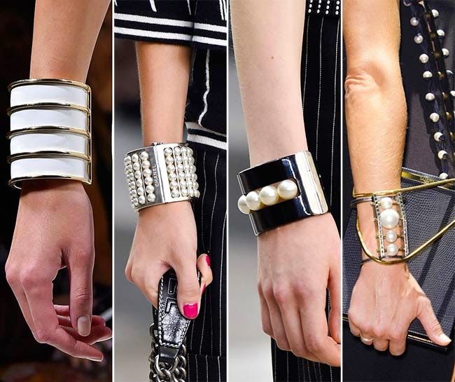 Des bracelets massifs.