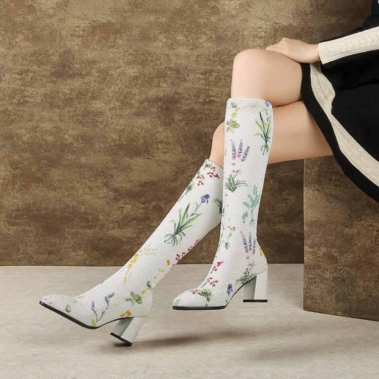 Botas con estampado floral.