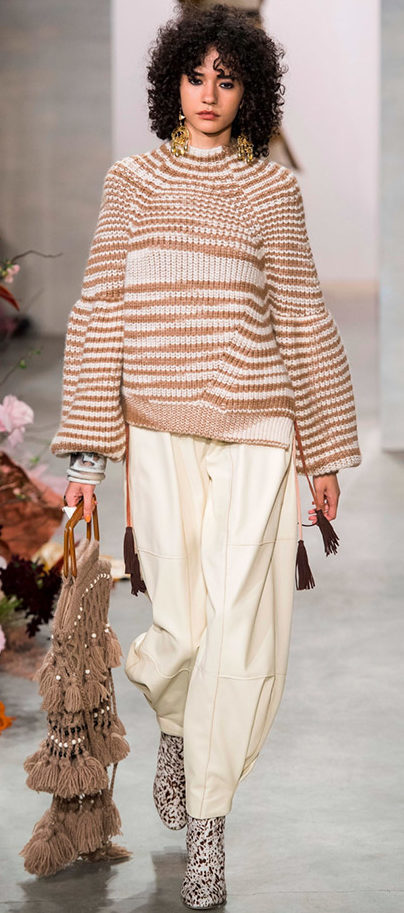 Beige stribet sweater.