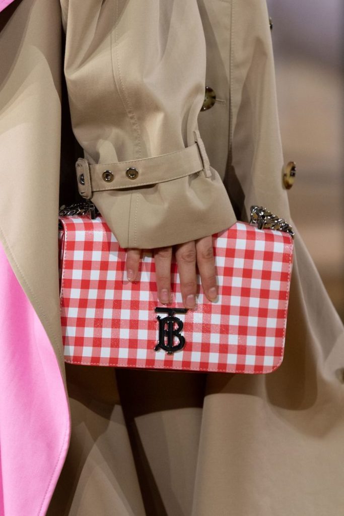 Checkered na bag.