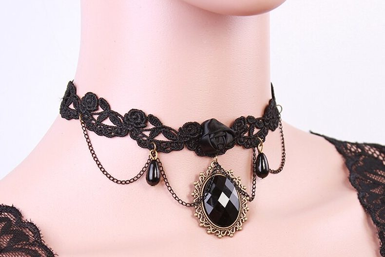 Choker s kamenom.