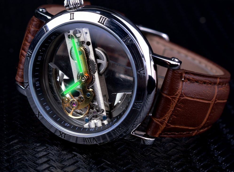 Montre avec un boîtier transparent.