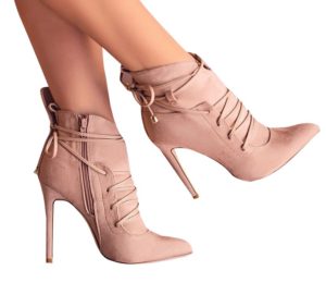 Banayad na stiletto ankle boots.