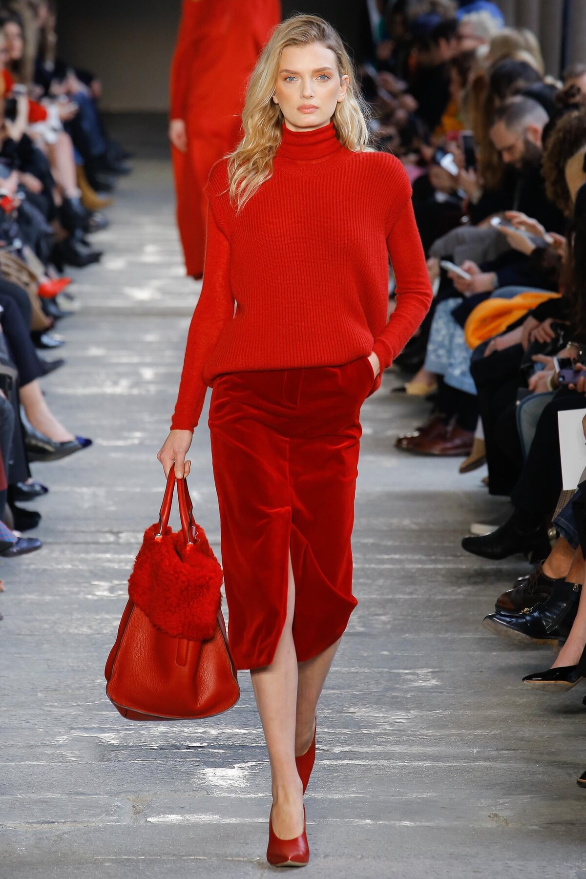 Max Mara merah.