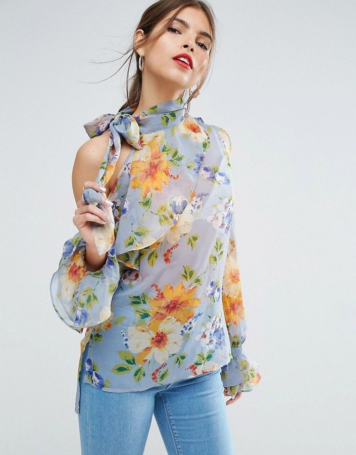 Blouse na may floral print.