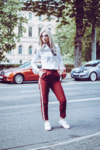 Pantalón rojo con camisa blanca.