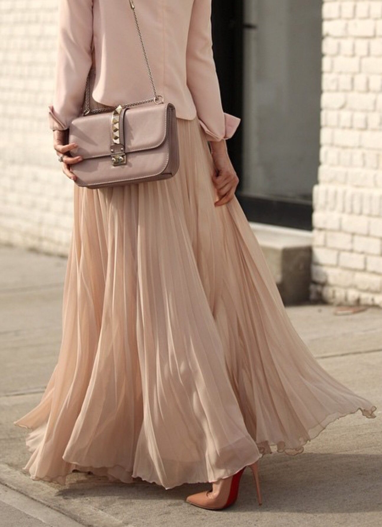 Powdery look with a pleated skirt.