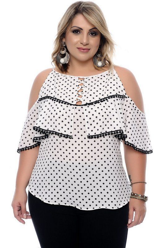 Blusa a pois per una donna plus size.