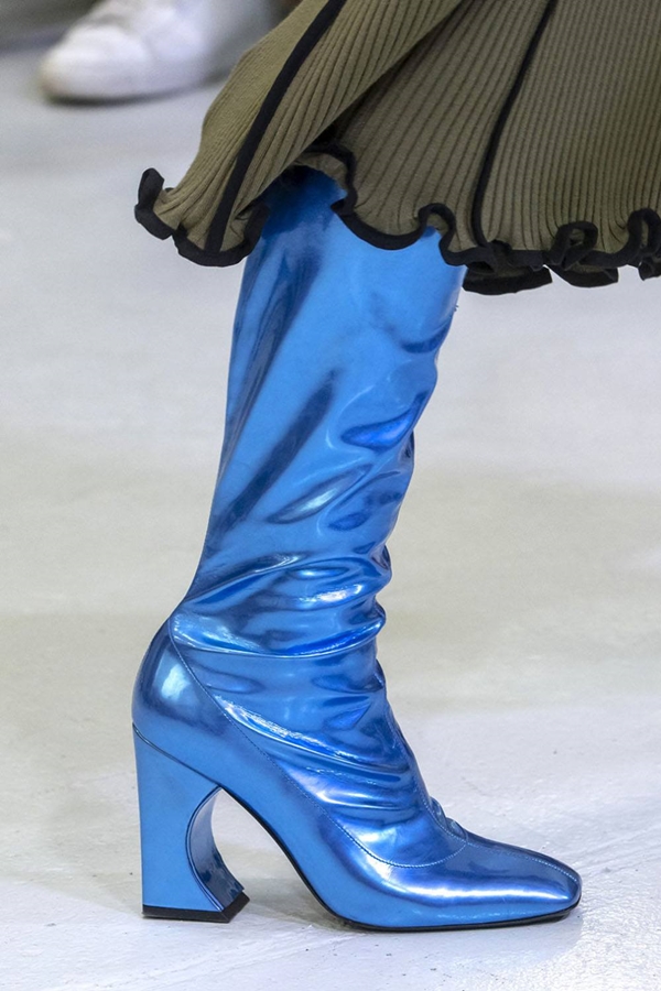 Botas brillantes.