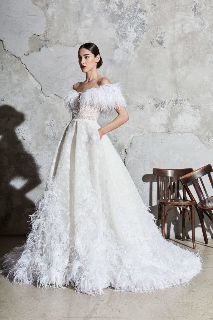 Robe de mariée avec plumes.