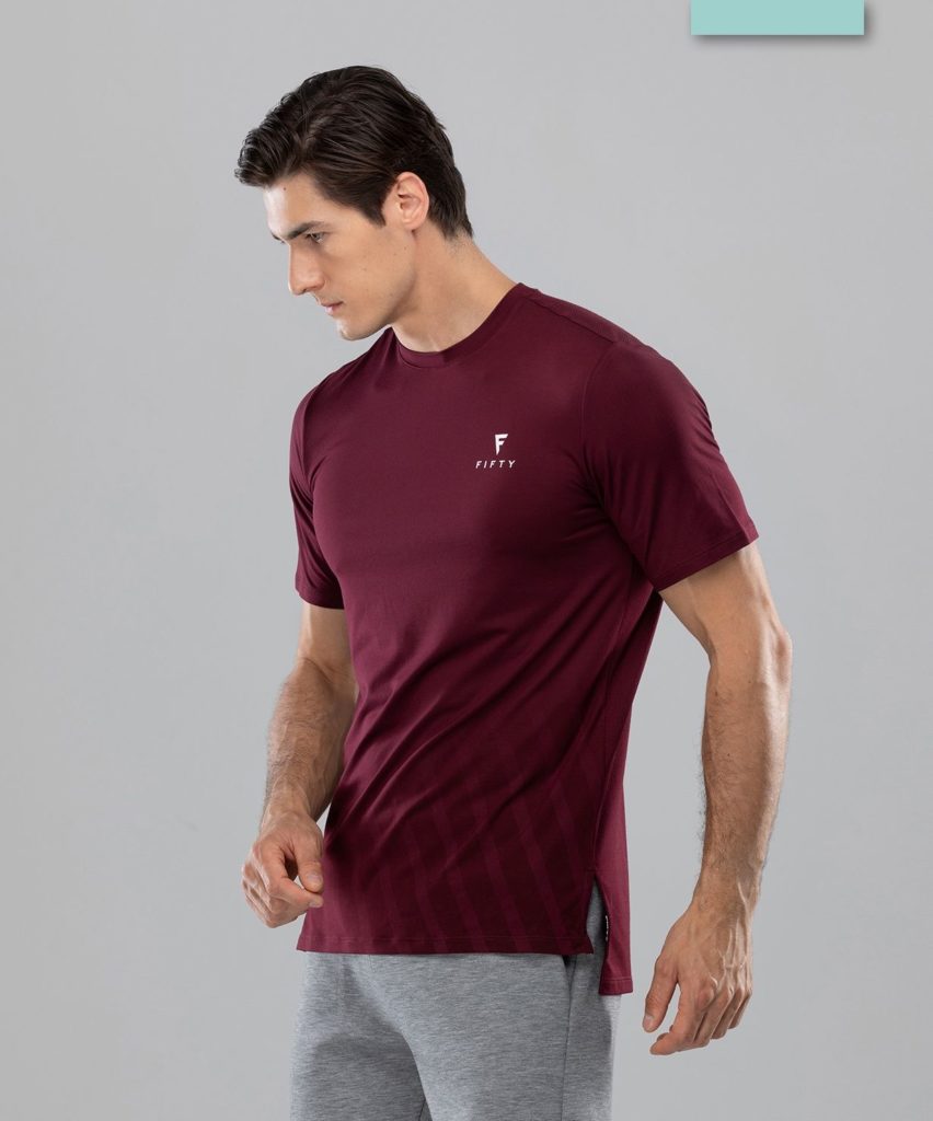 Tee-shirt bordeaux.