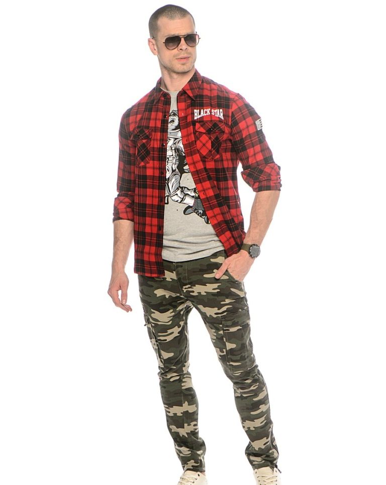 Pantalon camouflage et chemise brillante.