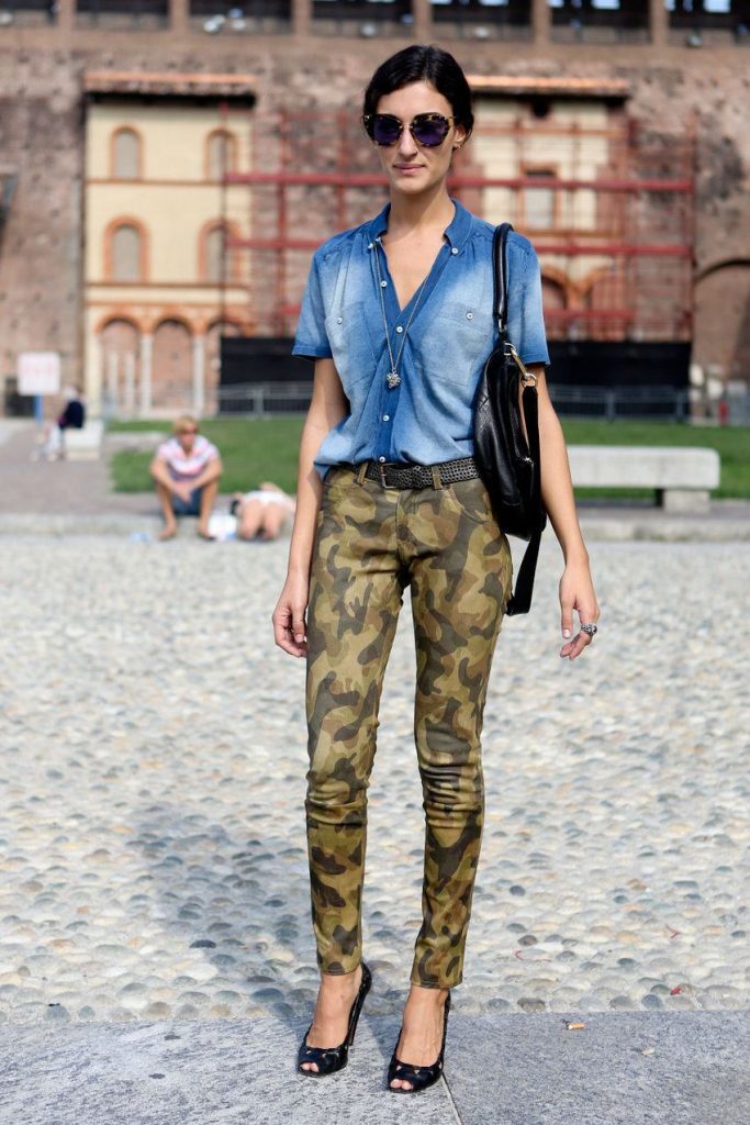 Pantalón de camuflaje con camisa vaquera.