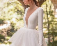 Robe de mariée avec découpe.