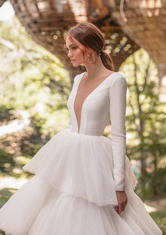 Robe de mariée avec découpe.