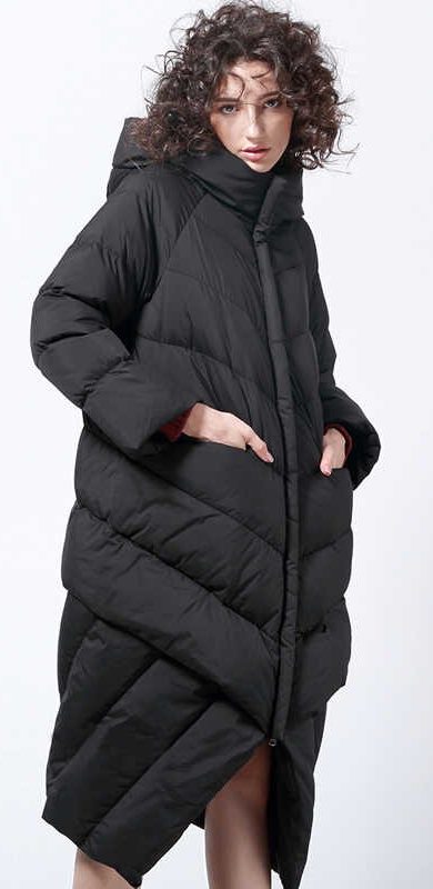 Down jacket na may asymmetrical na laylayan.