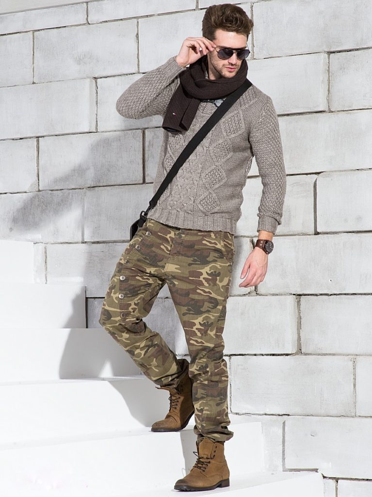 Camouflage avec un pull gris foncé.