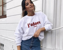 Yazılı sweatshirt.