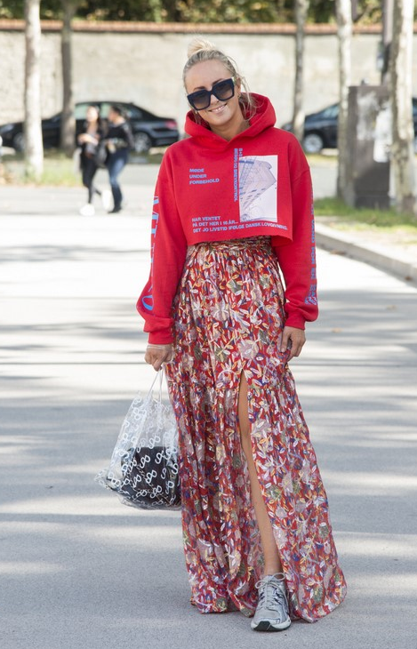 Sudadera corta con falda.